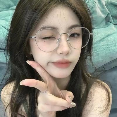 九顶假发的女孩